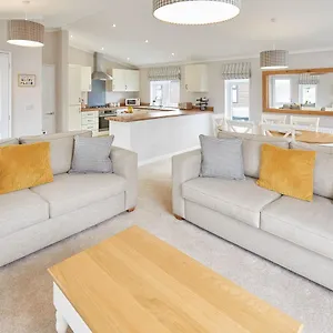 Host & - 28 The Pines Runswick